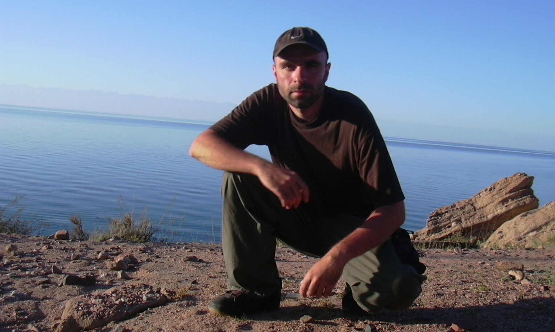 На фоне озера Иссык-Куль