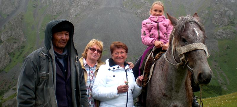 группа Кашина Нина, Карпухина Ольга и внучка Леночка, Новосибирск- Москва, 20.07.11 г. посетили частный сектор на иссык-куле